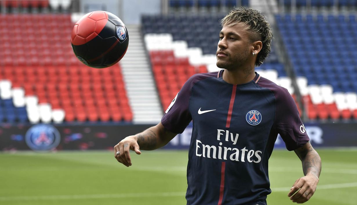 Bintang Brasil, Neymar, melakukan olah bola saat diperkenalkan sebagai pemain baru PSG di Stadion Parc des Princes, Paris, Jumat (4/8/2017). Neymar didatangkan dari Barcelona dengan harga 222 juta euro. (AFP/Lionel Bonaventure)
