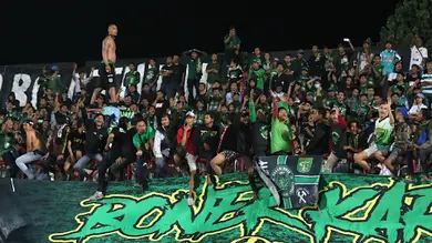Suporter Persebaya Surabaya, Bonek, memberi dukungan saat tim kesayangannya bersua Persib Bandung pada laga pekan ke-23 Shopee Liga 1 2019, di Stadion Kapten I Wayan Dipta, Gianyar, Jumat (18/10/2019). (Bola.com/Aditya Wany)