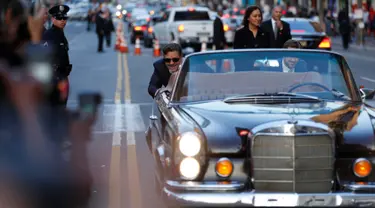 Aktor Hollywood Russell Crowe (kiri) dan Ryan Gosling saat berpura - pura mendorong mobil mereka saat akan premiere film " The Nice Guys " di Hollywood , AS , 10 Mei 2016. Film yang bergenre komedi ini akan diputar perdana di AS. (REUTERS / Mario Anzuoni)