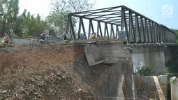 Suasana jalan longsornya tepian jembatan Cipamingkis Cibarusah, Kab Bekasi, Jawa Barat (15/7). Pengendara mobil terpaksa memutar arah lewat Kecamatan Jonggol sejauh lebih dari tujuh kilometer. (Merdeka.com/Arie Basuki)
