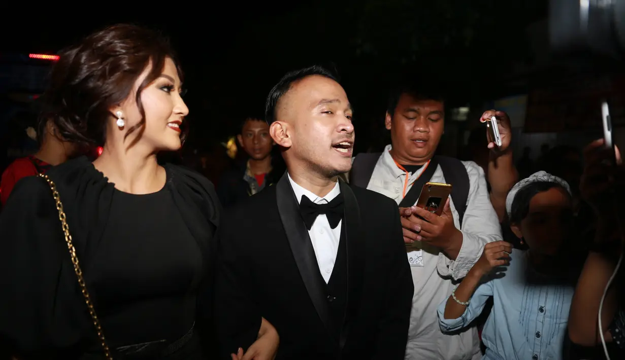 "yah gmana gak grogi ayah mu Presiden 😂😂trs kt jd ketawa deh di atas pelaminan hahaha," tulis Ruben sebagai keterangan foto selfie bareng Kahiyang dan Bobby. (Adrian Putra/Bintang.com)