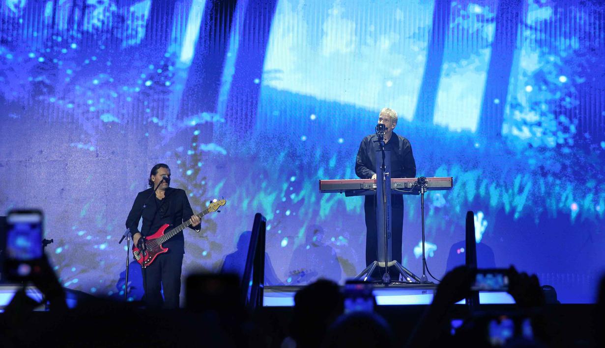 Setelah Jakarta, konser 90's Intimate 2nd Edition akan berlanjut di Edutorium UMS, Solo, pada Minggu 8 Februari 2026. Tampak dalam foto, penampilan grup band asal Denmark, Michael Learns to Rock di konser 90's Intimate 2nd Edition di Istora Senayan, Jakarta, Sabtu (7/2/2026). (Fimela.com/Adrian Putra)