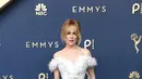 Nicole Kidman, CHANEL Ambassador, tampil di red carpet Emmy Awards 2026 mengenakan gaun bustier putih dari wool crepe yang dihiasi 46 bunga bertumpuk dari silk crepe, silk organza, dan rafia. [dok. Chanel]