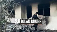 Dmo mahasiswa yang berakhir rusuh semalam, meninggalkan sejumlah kerusakan fasilitas umum. Kerusakan antara lain di Pos Polisi yang dibakar, dan kerusakan pada separator busway. Sejumlah petugas membersihkan sisa sampah dan kerusakan fasilitas umum.