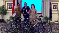 Dua WNI di Australia berhasil menjawab pertanyaan dari Presiden Jokowi dan mendapatkan hadiah sepeda (Biro Pers Istana)