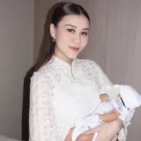 Tampilan Aaliyah Massaid Kenakan Dress Lace saat Aqiqah Putra Pertamanya. [@aaliyah.massaid]