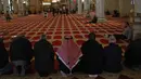 Di dalam bangunan, terdapat area luas di sekeliling Batu Sakhrah yang sering digunakan jamaah untuk duduk bersimpuh dan membaca Al-Quran. Tampak dalam foto, para pria Palestina berdoa di dalam Masjid Kubah Batu di kompleks Masjid al-Aqsa, Yerusalem menjelang waktu berbuka puasa selama bulan suci Ramadan 1447 Hijriah pada Rabu 25 Februari 2026. (AHMAD GHARABLI/AFP)