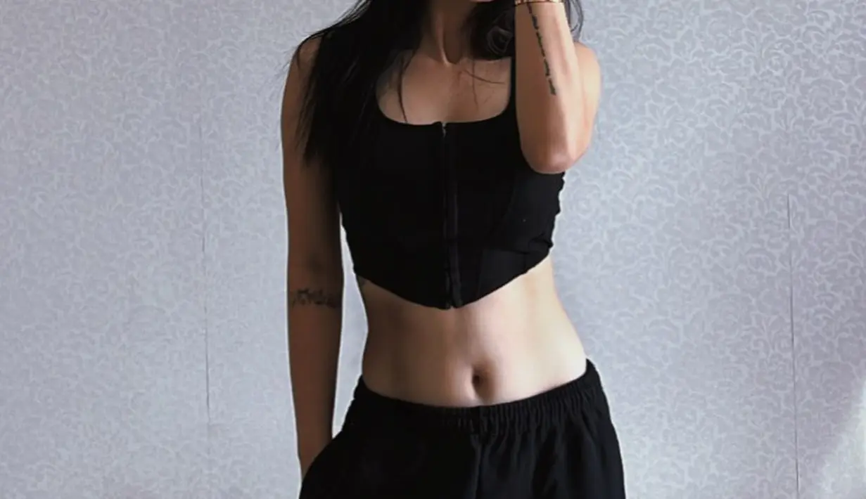 Wendy Walters berselfie dengan memamerkan perutnya yang rata mengenakan crop top dan celana hitam. (Instagram/wendywalters)
