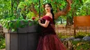 Naura Ayu mengenakan gaun ballgown off shoulder merah yang memadukan velvet dan tulle [@naura.ayu]