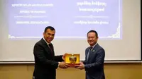 Dirjen Imigrasi Indonesia Silmy Karim bersama dengan Dirjen Imigrasi Kamboja, Letnan Jendral SOK Veasna. (Dok. Istimewa)