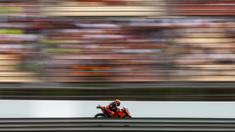 Pembalap KTM, Miguel Oliveira unjuk gigi untuk memimpin balapan dengan kecepatan fantastis. Fabio Quartararo yang memulai balapan MotoGP Catalunya sebagai pole position turun ke posisi ketiga selepas Tikungan 1.  (Foto: AP Photo/Joan Monfort)