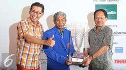 Secretary-General of ASEAN H.E. Le Luong Minh (kanan) memberikan piala bergilir kepada Wakil Menteri Luar Negeri, A M Fachir (tengah) di acara Asean Charity Golf Tournament 2 di Damai Indah Golf, Tangerang, Minggu (16/10). Liputan6.com/Herman Zakharia)
