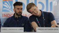 Pebulutangkis asal Inggris, Chris Langridge (kanan) bersama Anders Antonsen (Denmark) saat memberi keterangan terkait kesiapan berlaga di Istora Senayan Jakarta, Senin (15/7/2019). Indonesia Open 2019 akan dihelat pada 16-21 Juli 2019. (Liputan6.com/Helmi Fithriansyah)