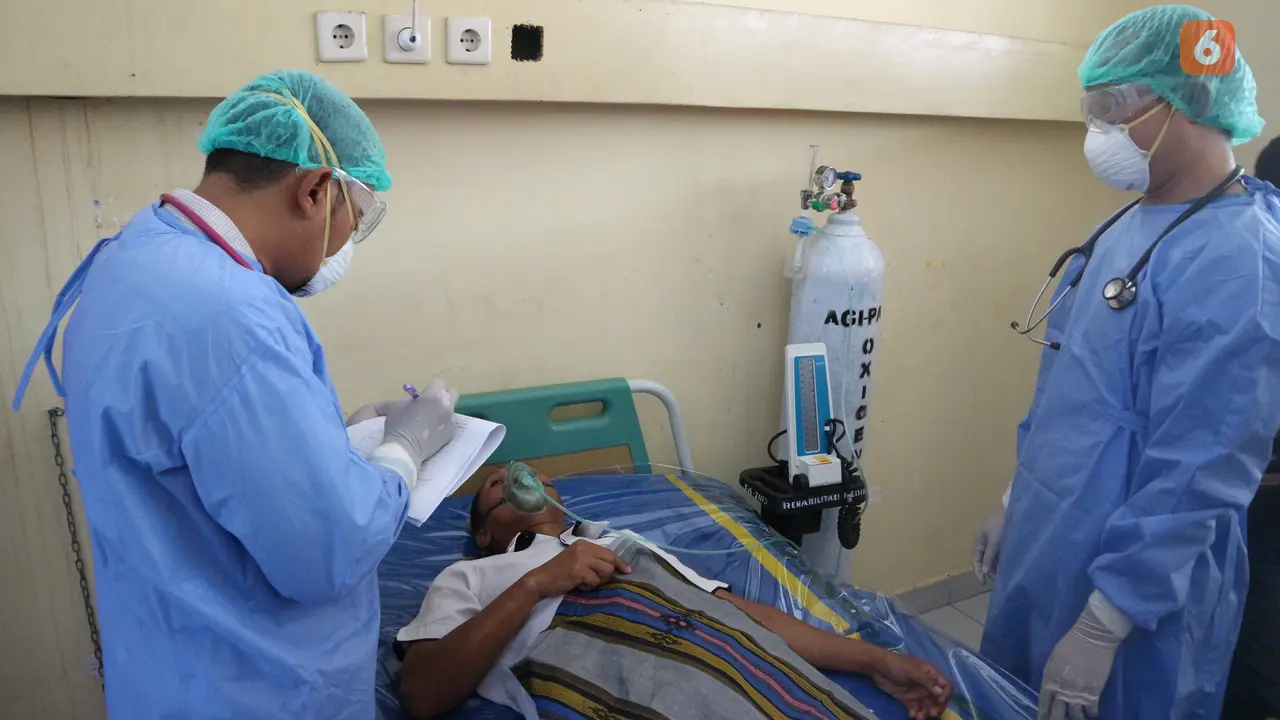 tim dokter di kamar isolasi PDP