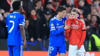 Vinicius Junior mencetak gol tunggal kemenangan Real Madrid atas Benfica pada laga leg pertama knockout play-off Liga Champions musim ini di Estadio da Luz, Lisbon, Rabu (18/02/2026) dini hari WIB. Sayangnya dalam duel tersebut, Vincius menjadi korban tindakan rasisme yang dilakukan pendukung dan pemain Benfica, Gianluca Prestianni (kanan). (AFP/PATRICIA DE MELO MOREIRA)