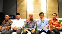Mantan Ketua Umum PSSI, Agum Gumelar (kedua kanan) mewakili 16 tokoh sepakbola Indonesia membacakan pernyataan sikap terkait situasi sepak bola tanah air saat ini, di kantor PSSI, Senayan, Jakarta, Kamis (25/6/2015). (Liputan6.com/Yoppy Renato)