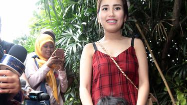 Ayu Ting Ting Dan Bilqis Tampil Kompak Di Ultah Anak Nia Ramadhani Page 1 Photo Fimela Com