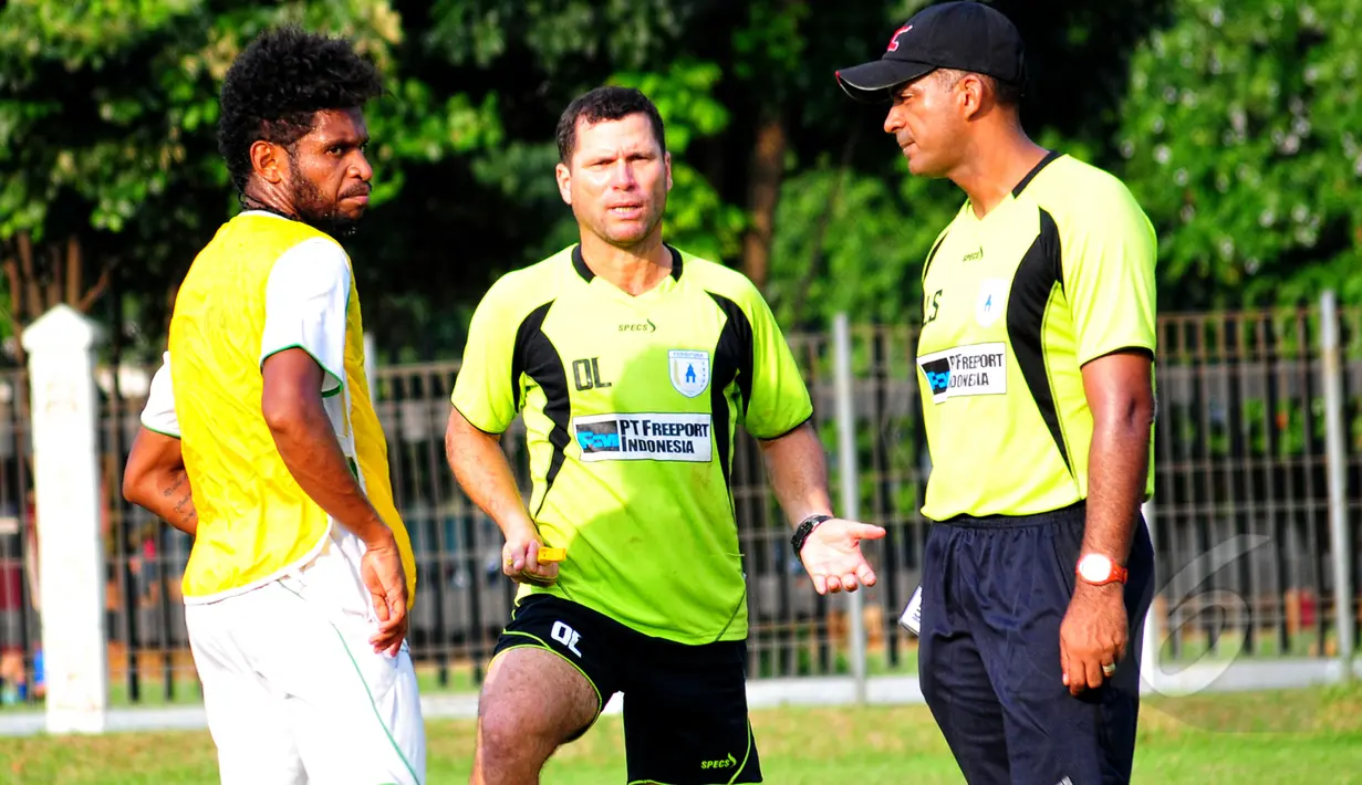 Pelatih Persipura, Oswaldo Lessa (tengah) sedang memberikan arahan saat sesi latihan fisik jelang Piala AFC 2015 di Lapangan C Senayan, Jakarta, Rabu (6/5/2015). (Liputan6.com/Yoppy Renato)