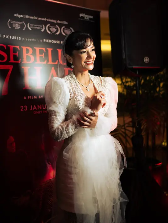 Renzi Lazuardi dikenal dengan karya-karyanya yang memadukan unsur tradisional dengan sentuhan modern. Kebaya yang dikenakan Fanny Ghassani adalah salah satu bukti dari keahlian tersebut.  [@fannyghassani].