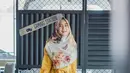 Simple tapi menawan, cukup padukan gamis warna mustard polos dengan hijab bermotif seperti potret Anisa Rahma ini. (Instagram/anisarahma_12).