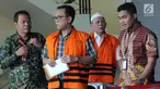 Mantan anggota DPRD Sumatera Utara Fadly Nurzal (dua kiri) dan Rijal Sirait (dua kanan) di Gedung KPK, Jakarta, Jumat (24/8). Keduanya usai menandatangani berkas perpanjangan penahanan terkait dugaan korupsi. (Merdeka.com/Dwi Narwoko)