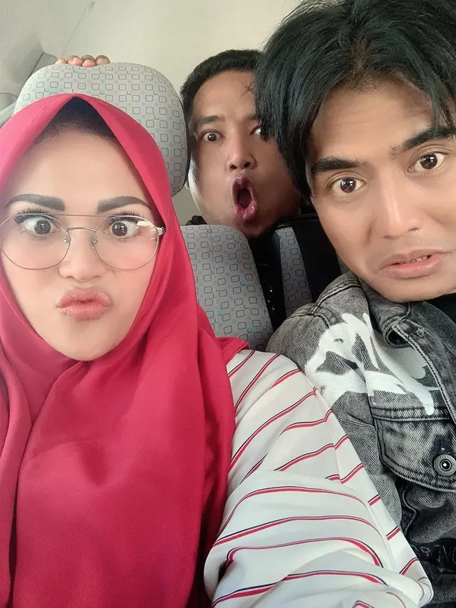 6 Potret Mesra Charly Van Houten dan Istri, Sudah 15 Tahun Menikah