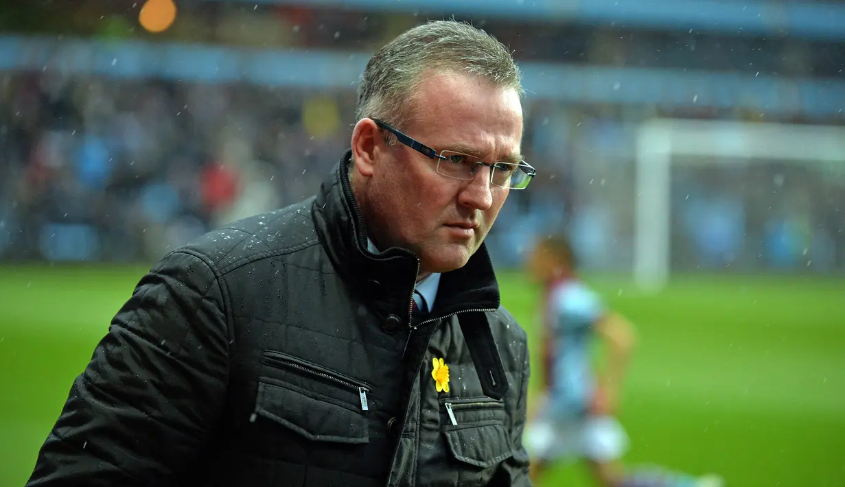 Paul Lambert. Pelatih asal Skotlandia berusia 53 tahun yang sejak Februari 2021 berstatus tanpa klub usai meninggalkan Ipswich Town ini tercatat pernah menukangi Aston Villa mulai 2 Juni 2012 hingga 11 Februari 2015. Ia menggantikan posisi Alex McLeish yang dipecat pada 14 Mei 2012. Bersama Aston Villa ia total memimpin tim dalam 115 laga di semua ajang dengan hasil 34 kali menang, 26 imbang dan 55 kali kalah. (AFP/Paul Ellis)