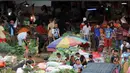 Kesibukan di Pasar Induk Kramat Jati, Jakarta, Selasa, (9/6/2015). Mentan Andi Amran Sulaiman bekerjasama dengan Kemendag dan Bulog untuk menggelar pasar murah sebagai upaya antisipasi kenaikan harga jelang Ramadan. (Liputan6.com/Helmi Afandi)