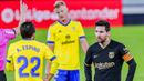 Striker Barcelona, Lionel Messi, tampak kecewa usai ditaklukkan Cadiz pada laga Liga Spanyol di Stadion Ramon Carranza, Minggu (6/12/2020). Barcelona takluk dengan skor 1-2. (AP/Alvaro Rivero)