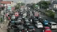 Akibat padatnya arus lalu lintas di kawasan Senen, polisi mengizinkan pengendara masuk jalur Bus Transjakarta.