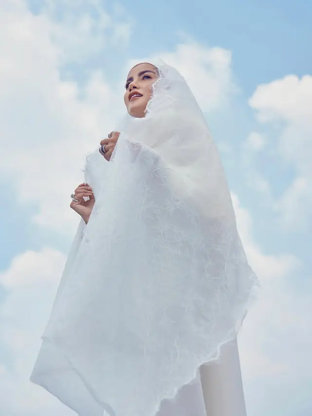 Olla Ramlan Tampil Clean Glamor di Momen Idul Adha, Terlihat Menyejukkan Kenakan Hijab dengan Busana All White