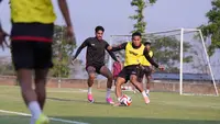 Para pemain Java United menggelar latihan di Lapangan Mudal, Boyolali, Rabu (2/9/2026) mematangkan strategi menjelang laga perdana melawan Garudayaksa FC di BRI Super League 2026/2027. (Doc Java United)