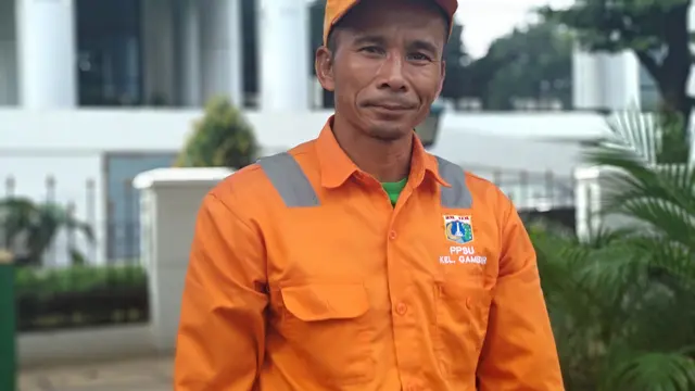 Pujiana, petugas Penanganan Prasarana dan Sarana Umum (PPSU) Gambir. (Liputan6.com/Putu Merta)