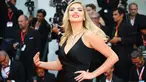 Model Kate Upton berpose untuk fotografer saat menghadiri pemutaran perdana film 'Marriage Story' di Venice Film Festival 2019, Italia, Kamis (29/8/2019). Wanita terseksi di dunia versi majalah Maxim tersebut tampil memesona dengan balutan gaun hitam. (Photo by Joel C Ryan/Invision/AP)