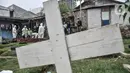 Petugas mengenakan baju hazmat saat memakamkan jenazah pasien Covid-19 isolasi mandiri di TPU Pondok Kelapa, Jakarta, Selasa (13/7/2021). Tim Koalisi Warga LaporCovid-19 mencatat sebanyak 451 pasien Covid-19 meninggal saat menjalani isolasi mandiri. (merdeka.com/Iqbal S Nugroho)
