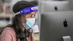 Guru berlisensi menjawab panggilan telepon untuk membantu siswa di Tele-Aral Center di Manila, Filipina (6/10/2020). Tele-Aral Center adalah program saluran telepon khusus (hotline) nasional Filipina untuk membantu siswa mengikuti belajar kelas daring. (Xinhua/Rouelle Umali)