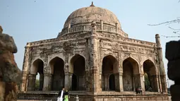 Orang-orang mengunjungi Makam Adham Khan abad ke-16, juga dikenal sebagai (Bhool Bhulaiya), di New Delhi (16/2/2022). Makam Adham Khan adalah makam Adham Khan abad ke-16, seorang jenderal Kaisar Mughal Akbar. (AFP/Sajjad Hussain)