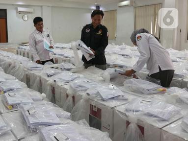 Aktivitas petugas Komisi Pemilihan Umum (KPU) DKI Jakarta saat mendistribusikan logistik pemilu di Kecamatan Makasar, Jakarta, Selasa (26/11/2024). (Liputan6.com/Herman Zakharia)