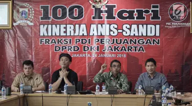 Ketua Fraksi PDI Perjuangan DPRD DKI Jakarta Gembong Warsono (kedua kanan) saat memberikan keterangan pers 100 hari kinerja Anies-Sandi di Gedung DPRD DKI Jakarta, Rabu (24/1). (Liputan6.com/Arya Manggala)