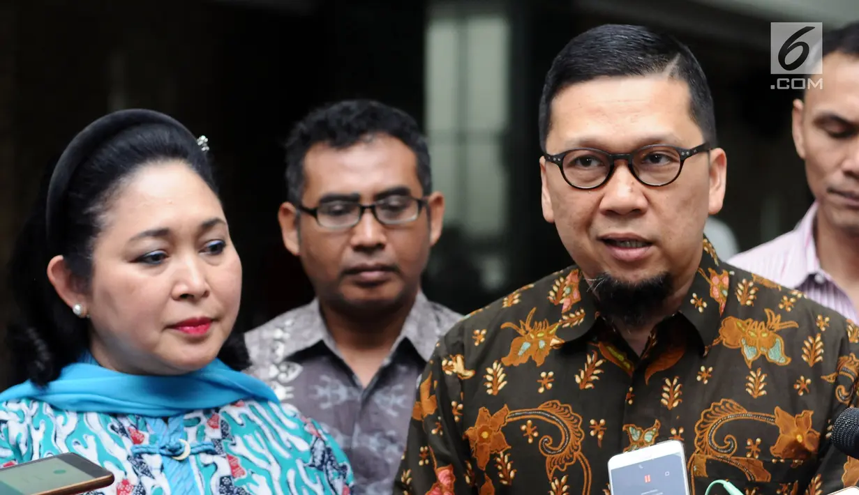 Ketua GMPG Ahmad Doli Kurnia bersama Wakil Ketua Dewan Pakar Partai Golkar, Siti Hediati Hariyadi memberi keterangan usai pertemuan di Jakarta, Jumat (11/8). Keduanya meminta Setya Novanto mundur dari jabatan. (Liputan6.com/Helmi Fithriansyah)