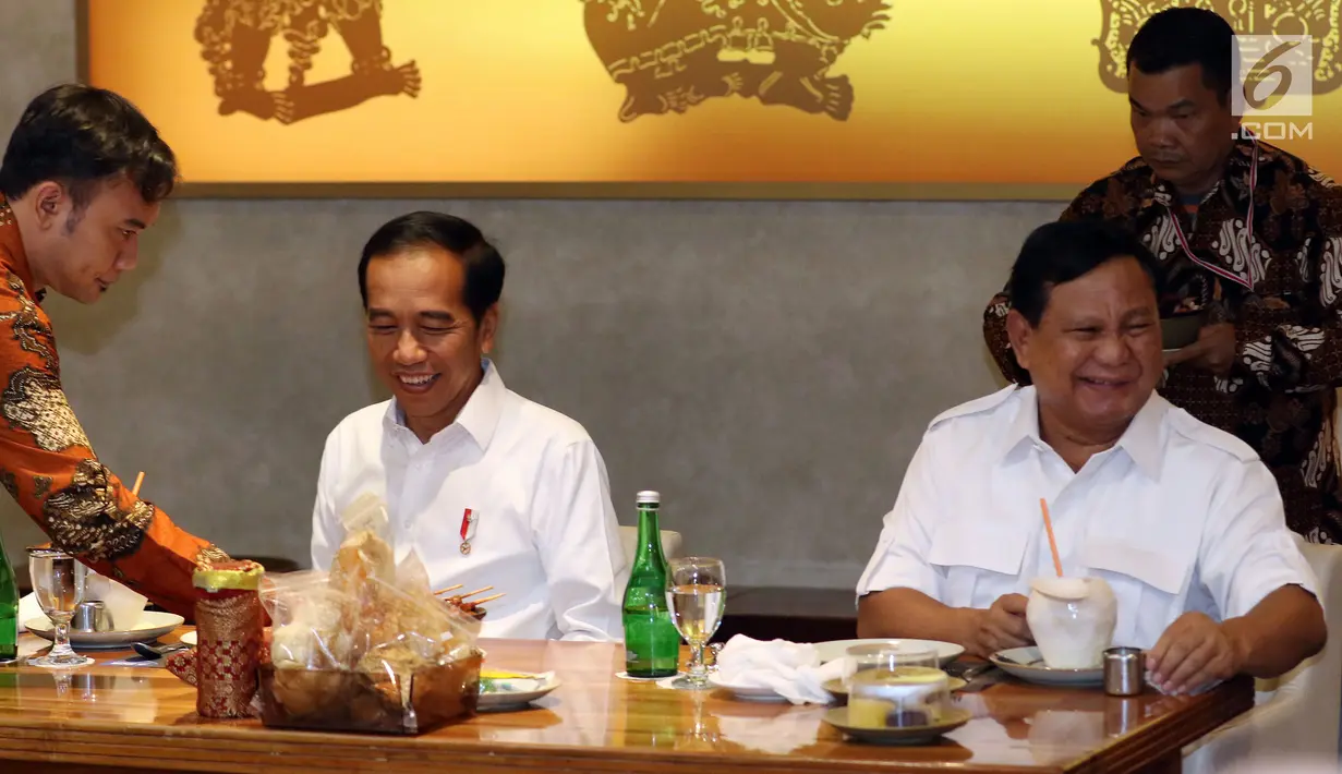 Ekspresi Presiden terpilih Joko Widodo atau Jokowi (kiri) dan Ketua Umum Partai Gerindra Prabowo Subianto berbincang saat makan bersama di FX Sudirman, Jakarta, Sabtu (13/7/2019). Jokowi dan Prabowo datang pada pukul 10.55 WIB. (Liputan6.com/JohanTallo)