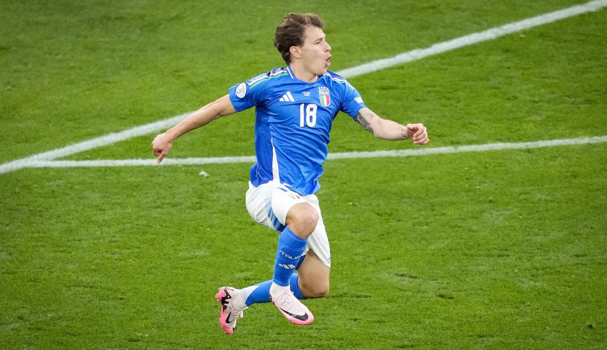 Pemain Italia, Nicolo Barella, melakukan selebrasi setelah mencetak gol ke gawang Albania dalam laga perdana Grup B Euro 2024 di Stadion Signal Iduna Park, Dortmund, Minggu (16/6/2024). (AP/Andreea Alexandru)