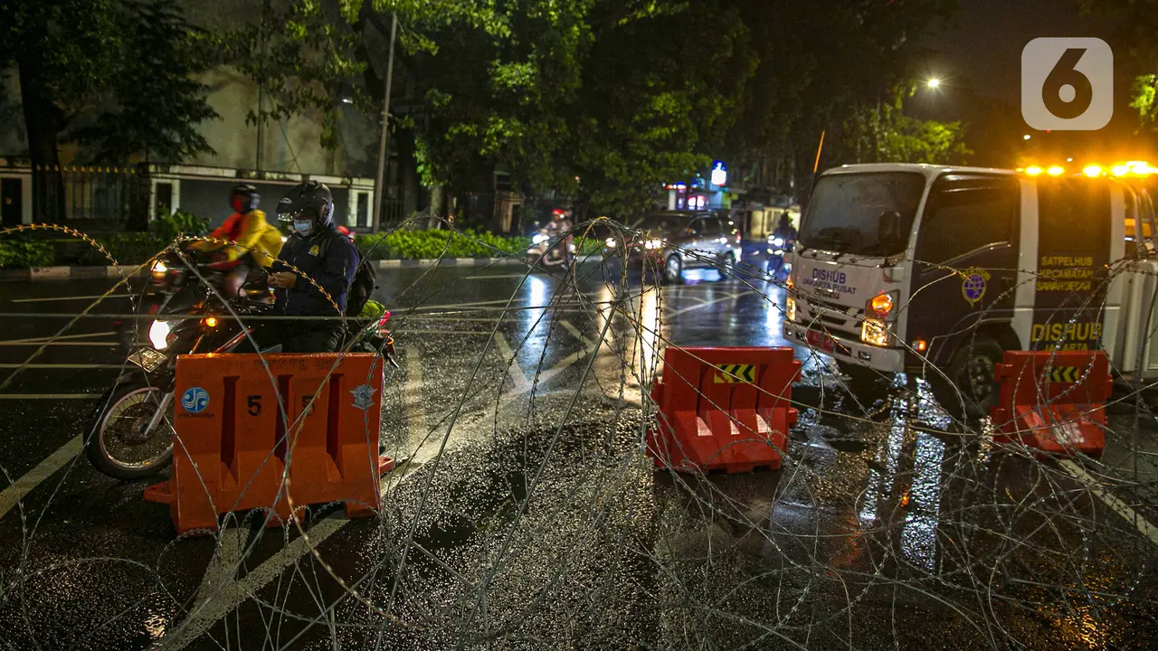 FOTO: Cegah Penyebaran COVID-19, Jalan Pasar Baru Ditutup Selama Malam Tahun Baru