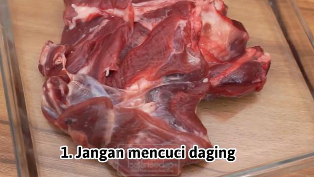 Hindari Mencuci Daging Sebelum Diolah.