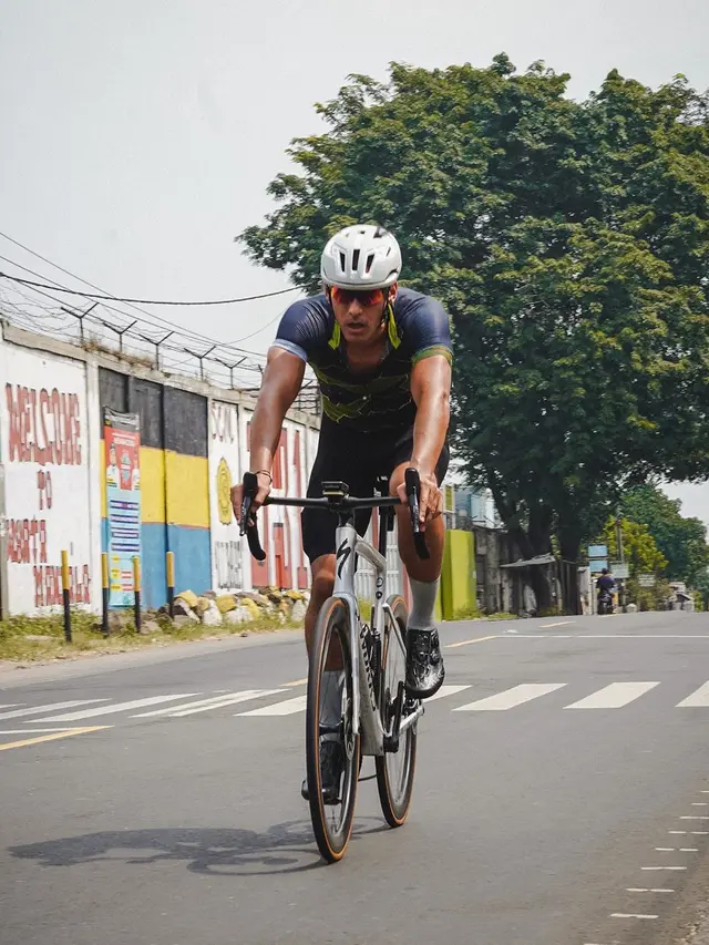 Punya Hobi Baru, Ini 7 Gaya Richard Kyle saat Asyik Bersepeda
