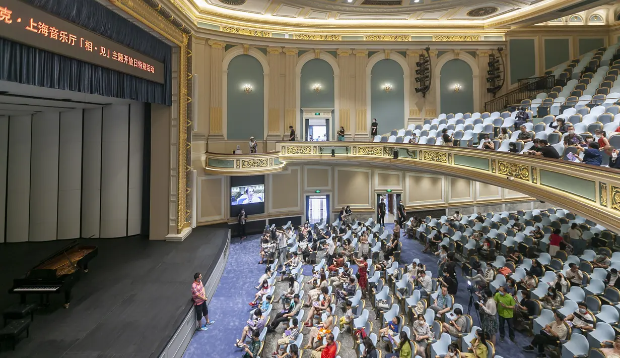 Orang-orang menunggu pertunjukan dimulai di lobi utama Gedung Konser Shanghai (Shanghai Concert Hall) di Shanghai, China timur (6/9/2020). Gedung konser tersebut dibuka kembali untuk umum pada Minggu (6/9) setelah dipugar selama satu setengah tahun. (Xinhua/Wang Xiang)