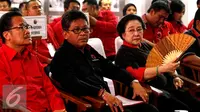 Ketua Umum PDIP, Megawati Soekarnoputri (kanan) bersama Hasto Kristiyanto (kiri) saat menghadiri pelantikan Departemen Badan Pemenangan Pemilu dan Badan Saksi se-Indonesia di DPP PDIP, Jakarta, Kamis (27/8/205). (Liputan6.com/Yoppy Renato)