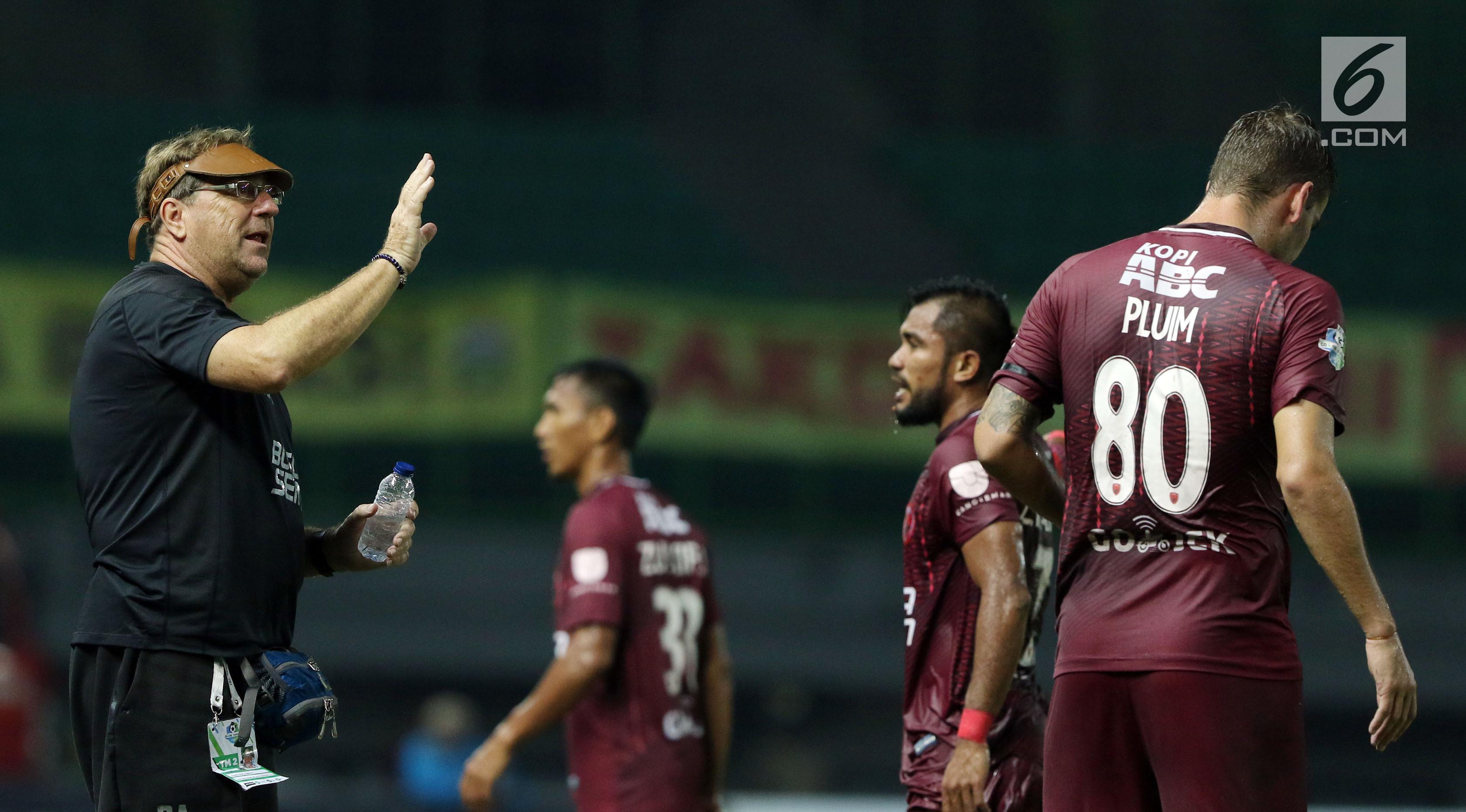 Pelatih PSM Makassar, Rene Albert (kiri) memberi arahan kepada pemainnya (Liputan6.com/Helmi Fithriansyah)