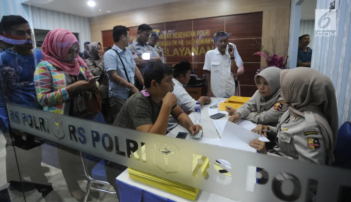 Keluarga korban jatuhnya pesawat Lion Air JT 610 mendatangi Posko Antemortem di RS Bhayangkara Said Sukanto (RS Polri) Kramat Jati, Jakarta Timur (29/10). Sekitar 130 personel dikerahkan untuk melakukan proses identifikasi. (Merdeka.com/Arie Basuki)