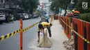 Petugas melakukan pengukuran di jalur pejalan kaki (trotoar) di Jalan Cikini Raya, Jakarta, Jumat (14/6/2019). Pemprov DKI bakal merevitalisasi  trotoar di Jalan Cikini Raya dan Jalan Kramat Raya sepanjang 10 kilometer dengan anggaran sebesar Rp75 miliar. (Liputan6.com/Immanuel Antonius)